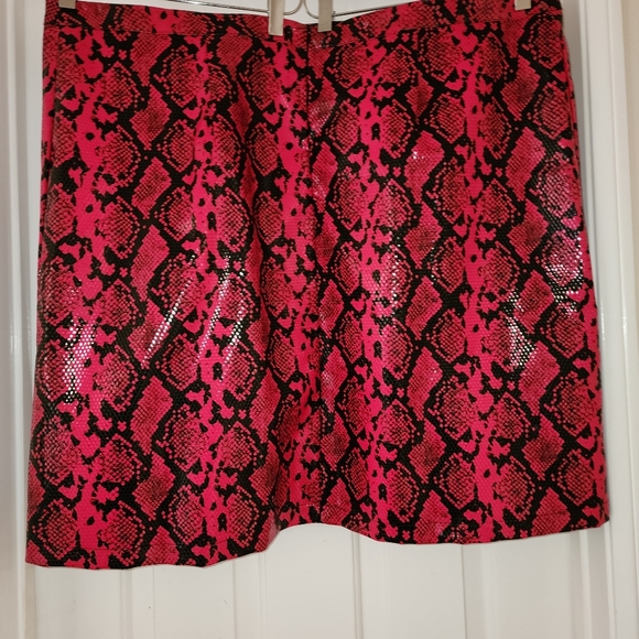 Ashley Stewart Black and Red Faux Snakeskin Skirt, size 24 NEW! - Picture 2 of 6
